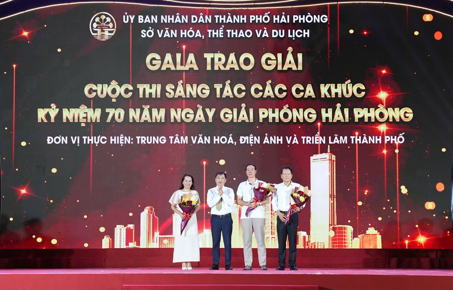 Ban Tổ chức tặng hoa Hội đồng Giám khảo Cuộc thi. Ban Tổ chức tặng hoa Hội đồng Giám khảo Cuộc thi.