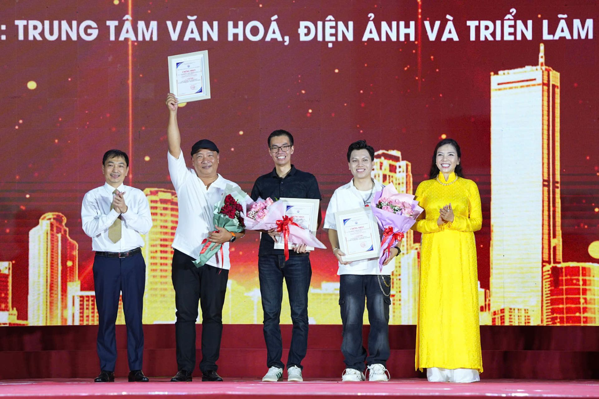 Ban Tổ chức trao 03 giải Nhì (trị giá 50 triệu đồng/giải) cho các tác phẩm “Hải Phòng vinh quang và tỏa sáng” tác giả Huỳnh Tấn Phát (tỉnh Đăk Lăk), “Hải Phòng - Viết tiếp bản hùng ca” tác giả Nguyễn Đức Hoài (thành phố Hải Phòng), “Hải Phòng của của tôi” tác giả Nguyễn Văn Đạt (Bút danh: Nguyễn Hoàng Phong) (tỉnh Hưng Yên). Ban Tổ chức trao 03 giải Nhì (trị giá 50 triệu đồng/giải) cho các tác phẩm “Hải Phòng vinh quang và tỏa sáng” tác giả Huỳnh Tấn Phát (tỉnh Đăk Lăk), “Hải Phòng - Viết tiếp bản hùng ca” tác giả Nguyễn Đức Hoài (thành phố Hải Phòng), “Hải Phòng của của tôi” tác giả Nguyễn Văn Đạt (Bút danh: Nguyễn Hoàng Phong) (tỉnh Hưng Yên).