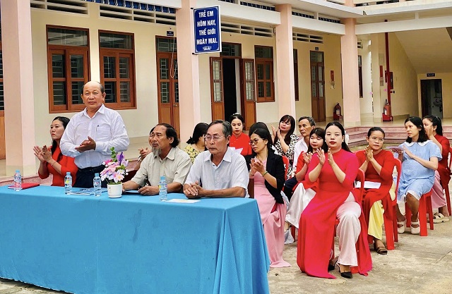 Ông Phạm Mùi (người đứng) phát biểu tại Chương trình trao quà ở Trường Tiểu học Phước Mỹ (phường Quy Nhơn Tây, tỉnh Gia Lai). Ảnh: VH