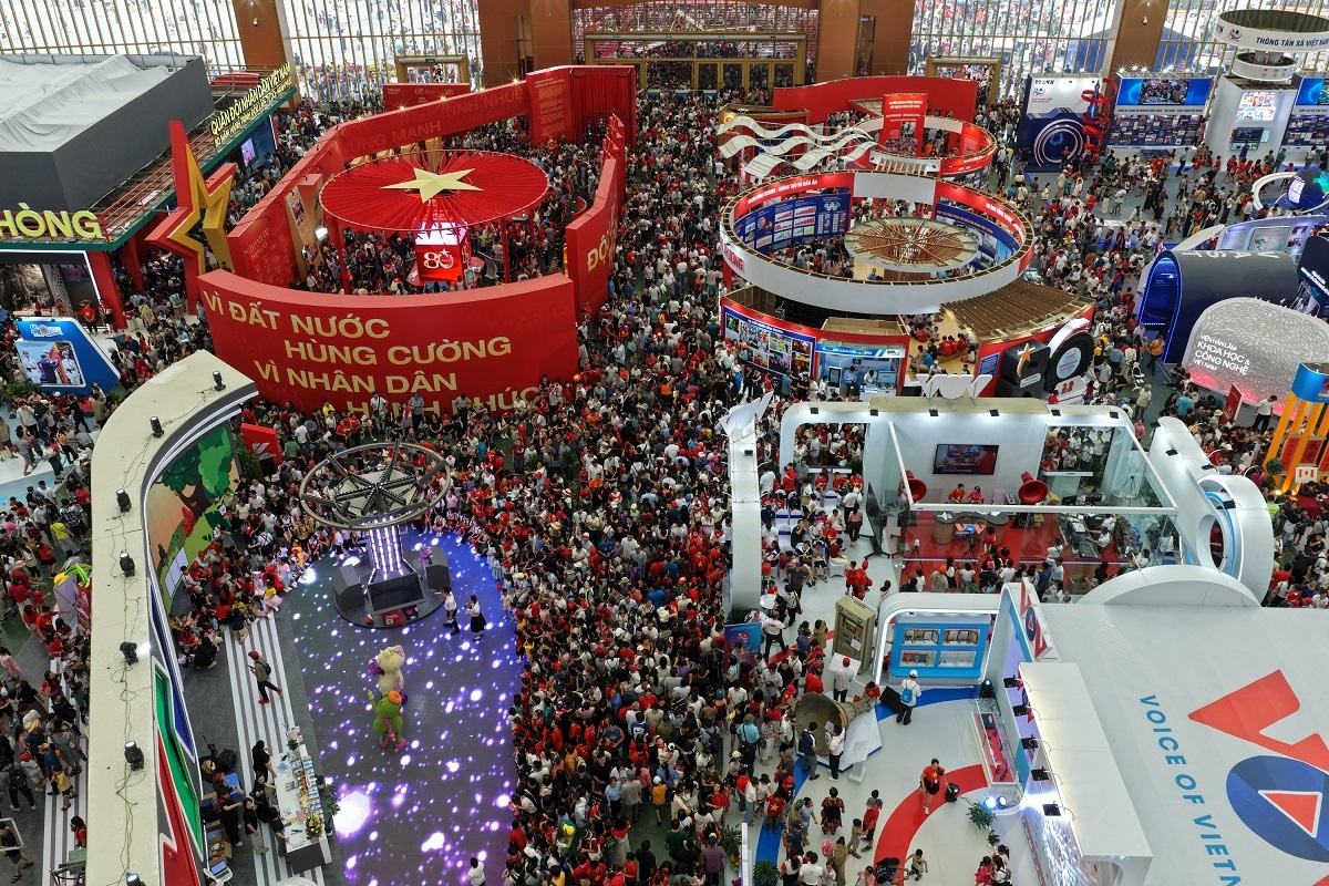 Hội chợ mùa Thu 2025 là Hội chợ đầu tiên tại Việt Nam, được tổ chức với quy mô lớn nhất (với khoảng 3.000 gian hàng) Hội chợ mùa Thu 2025 là Hội chợ đầu tiên tại Việt Nam, được tổ chức với quy mô lớn nhất (với khoảng 3.000 gian hàng)