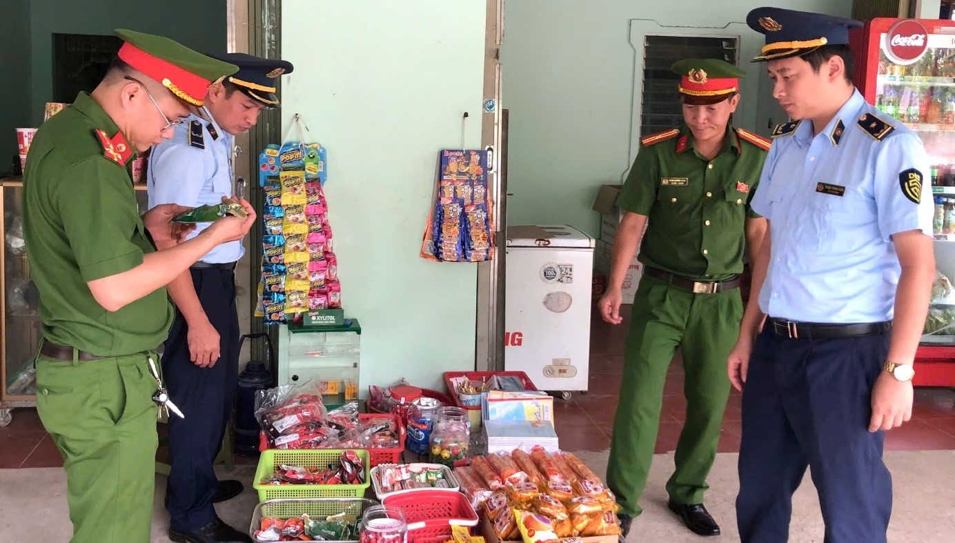 Tổ công tác Đội QLTT số 7 giám sát hàng hóa tại Lễ hộ Mường Đeng Tổ công tác Đội QLTT số 7 giám sát hàng hóa tại Lễ hộ Mường Đeng