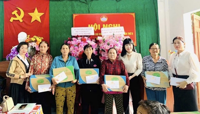 Bà Phạm Thị Hạnh (bìa phải) trao quà hỗ trợ gia đình nghèo ở xã Tuy Phước Tây. Ảnh: King dom.