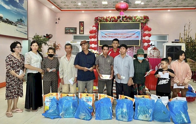 Bà Phạm Thị Hạnh (thứ 2 từ trái qua) trao quà hỗ trợ người mù ở Tuy Phước. Ảnh: King dom.