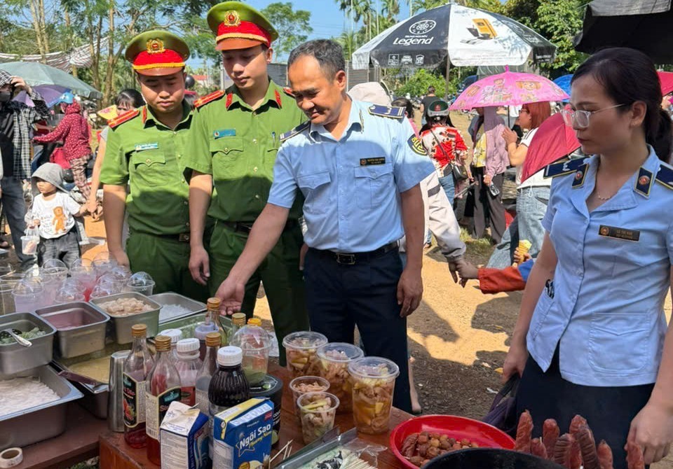 Tổ công tác Đội QLTT số 7 giám sát tại Lễ Dâng hương Trung Túc Vương Lê Lai Tổ công tác Đội QLTT số 7 giám sát tại Lễ Dâng hương Trung Túc Vương Lê Lai