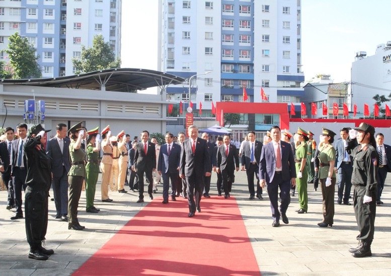Tổng Bí thư Tô Lâm; nguyên Tổng Bí Thư Nông Đức Mạnh, Chủ tịch nước Lương Cường, Thủ tướng Chính phủ Phạm Minh Chính, Chủ tịch Quốc hội Trần Thanh Mẫn cùng các đồng chí lãnh đạo, nguyên lãnh đạo Đảng và Nhà nước tham dự Đại hội Đại biểu Đảng bộ TPHCM lần thứ I, nhiệm kỳ 2025-2030. Tổng Bí thư Tô Lâm; nguyên Tổng Bí Thư Nông Đức Mạnh, Chủ tịch nước Lương Cường, Thủ tướng Chính phủ Phạm Minh Chính, Chủ tịch Quốc hội Trần Thanh Mẫn cùng các đồng chí lãnh đạo, nguyên lãnh đạo Đảng và Nhà nước tham dự Đại hội Đại biểu Đảng bộ TPHCM lần thứ I, nhiệm kỳ 2025-2030.