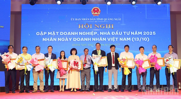 Tập đoàn Hòa Phát nhận bằng khen của Chủ tịch UBND tỉnh Quảng Ngãi