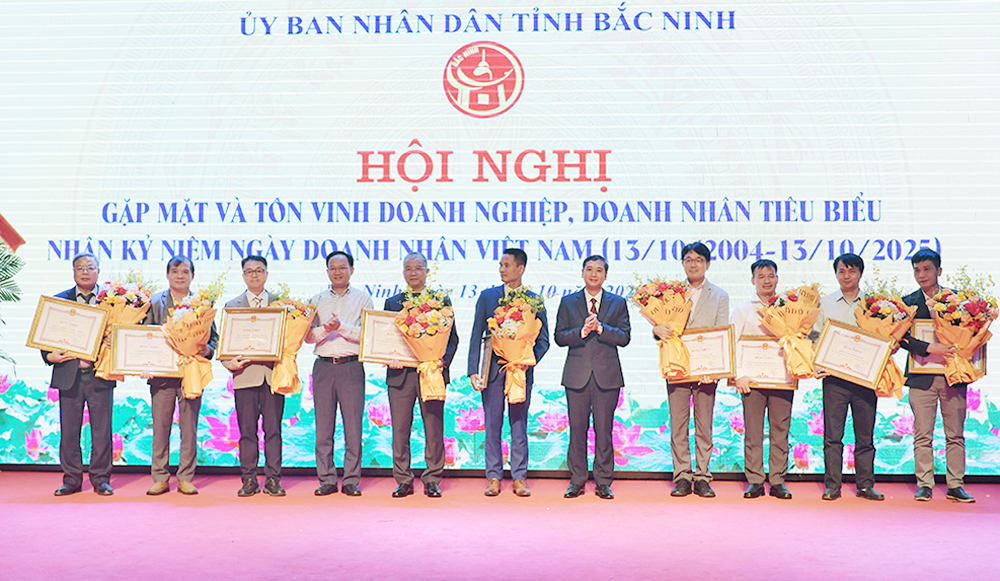 Các đồng chí: Nguyễn Việt Oanh, Phạm Văn Thịnh trao Bằng khen của Chủ tịch UBND tỉnh cho các doanh nghiệp có đóng góp lớn vào ngân sách tỉnh. Các đồng chí: Nguyễn Việt Oanh, Phạm Văn Thịnh trao Bằng khen của Chủ tịch UBND tỉnh cho các doanh nghiệp có đóng góp lớn vào ngân sách tỉnh.