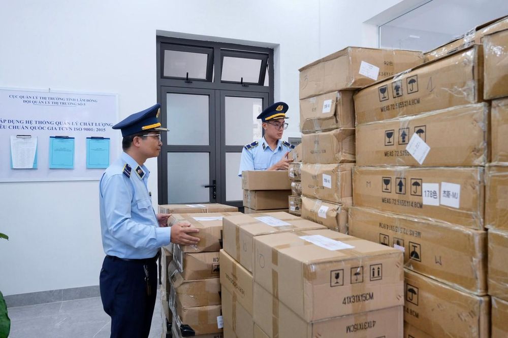 Đội Quản lý thị trường số 14 kiểm tra tại hộ kinh doanh N.T.D.K. Đội Quản lý thị trường số 14 kiểm tra tại hộ kinh doanh N.T.D.K.