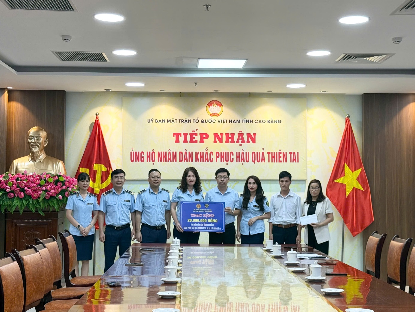 Phó Chi cục trưởng trao số tiền quyên góp tới Ủy ban MTTQ Việt Nam tỉnh Cao Bằng