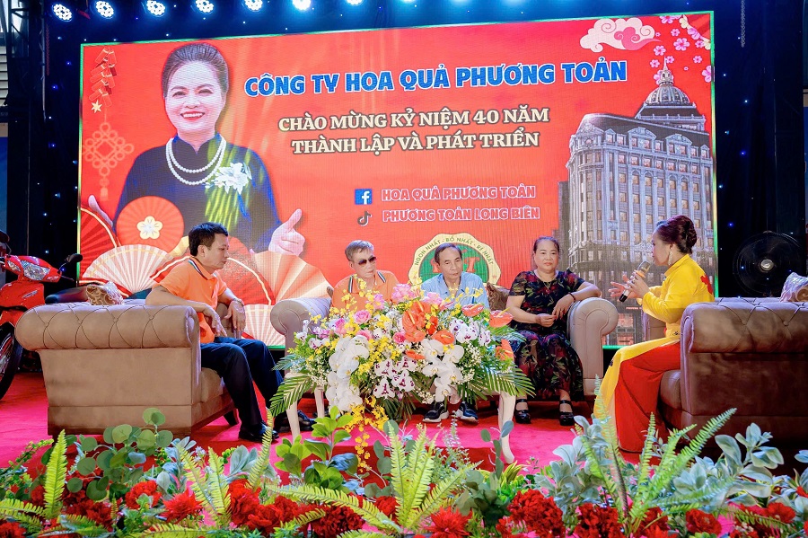 Các công nhân chia sẻ kỷ niệm