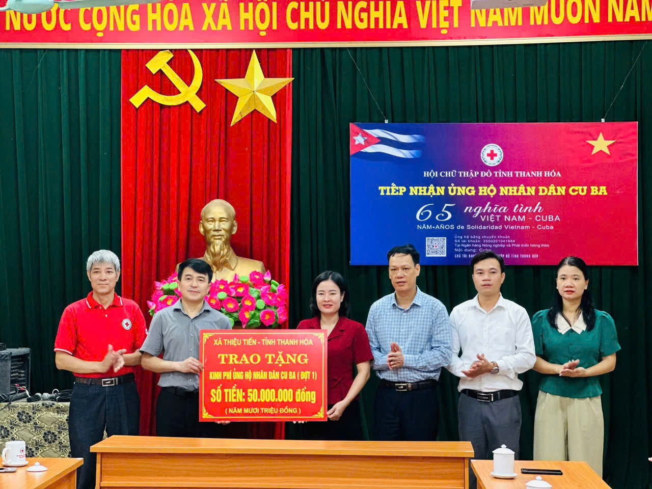 Hội Chữ thập đỏ tỉnh Thanh Hóa tiếp nhận số tiền của xã Thiệu Tiến ủng hộ nhân dân Cuba.