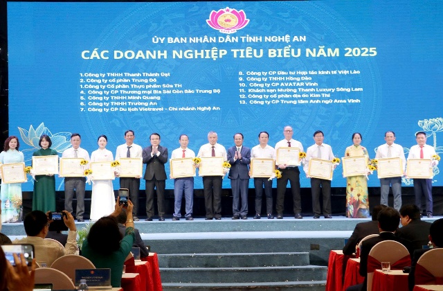 Phó Chủ tịch Thường trực HĐND tỉnh Nguyễn Nam Đình và Phó Chủ tịch UBND tỉnh Phùng Thành Vinh trao Bằng khen của UBND tỉnh cho các doanh nghiệp tiêu biểu.