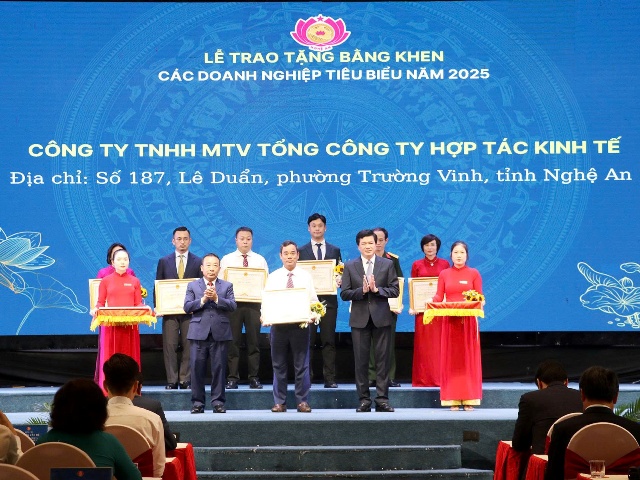 Phó Chủ tịch Thường trực Ủy ban MTTQ tỉnh Nguyễn Đình Hùng và Phó Chủ tịch UBND tỉnh Nguyễn Văn Đệ trao Bằng khen của UBND tỉnh cho các doanh nghiệp tiêu biểu.