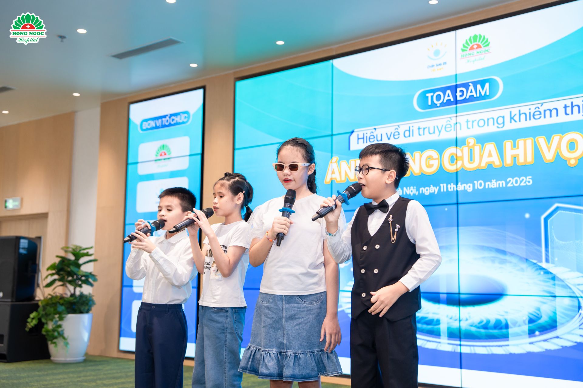 Chương trình văn nghệ được thực hiện bởi CLB khiếm thị RB