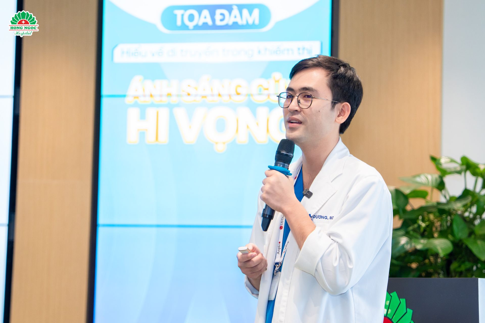 BS. Nguyễn Bình Dương trình bày tham luận “Sàng lọc phôi - chắp cánh hy vọng”