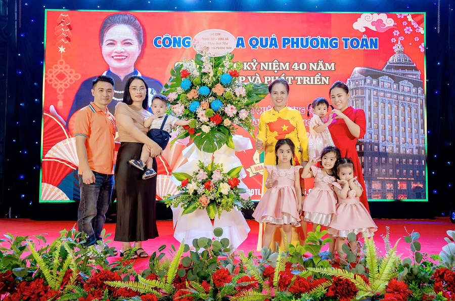 Các con, cháu chúc mừng Tổng giám đốc Nguyễn Thị Phương và công ty trong lễ kỷ niệm 40 năm