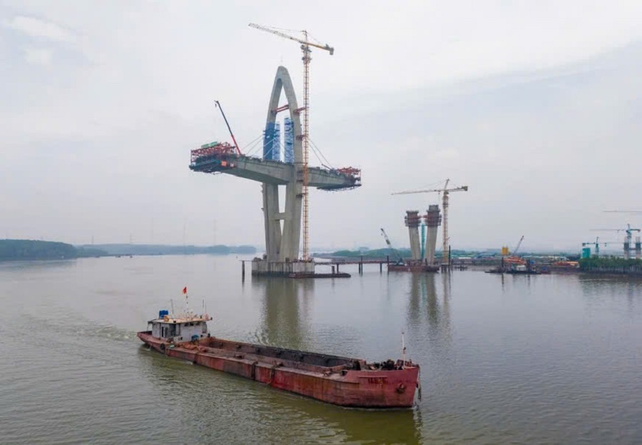 Liên danh nhà thầu đã hoàn tất căng bó cáp dây văng thứ ba tại trụ T38, đánh dấu mốc quan trọng trong việc hoàn thiện kết cấu