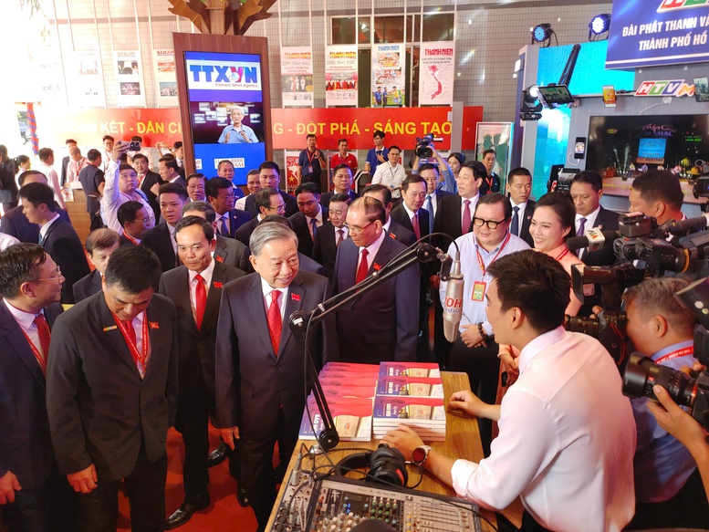 Tổng Bí thư Tô Lâm và các đồng chí lãnh đạo, nguyên lãnh đạo Đảng và Nhà nước tham quan Triển lãm Thành tựu Báo chí - Xuất bản. Tổng Bí thư Tô Lâm và các đồng chí lãnh đạo, nguyên lãnh đạo Đảng và Nhà nước tham quan Triển lãm Thành tựu Báo chí - Xuất bản.