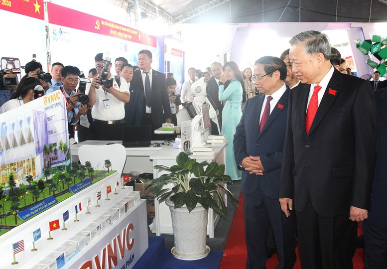 Tổng Bí thư Tô Lâm, Thủ tướng Phạm Minh Chính và các đồng chí lãnh đạo, nguyên lãnh đạo Đảng và Nhà nước tham quan Triển lãm “Sản phẩm công nghệ chiến lược quốc gia tại TPHCM”. Tổng Bí thư Tô Lâm, Thủ tướng Phạm Minh Chính và các đồng chí lãnh đạo, nguyên lãnh đạo Đảng và Nhà nước tham quan Triển lãm “Sản phẩm công nghệ chiến lược quốc gia tại TPHCM”.