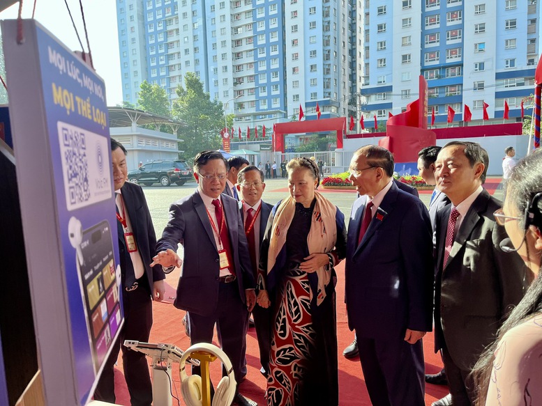 Nguyên Tổng Bí thư Nông Đức Mạnh, nguyên Chủ tịch Quốc hội Nguyễn Thị Kim Ngân tham quan Triển lãm Thành tựu Báo chí - Xuất bản. Nguyên Tổng Bí thư Nông Đức Mạnh, nguyên Chủ tịch Quốc hội Nguyễn Thị Kim Ngân tham quan Triển lãm Thành tựu Báo chí - Xuất bản.