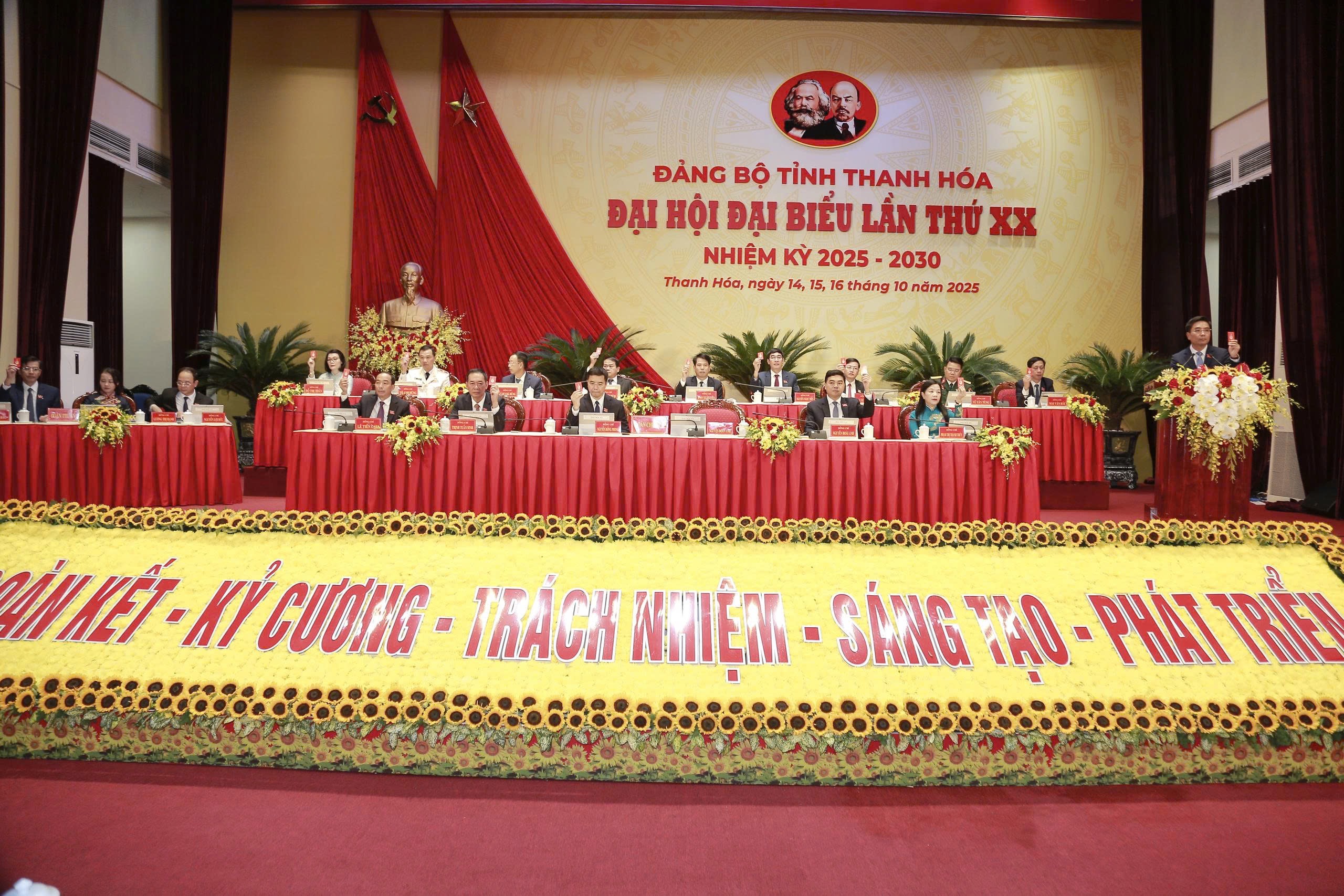 Đo&agrave;n Chủ tịch điều h&agrave;nh phi&ecirc;n tr&ugrave; bị Đại hội.