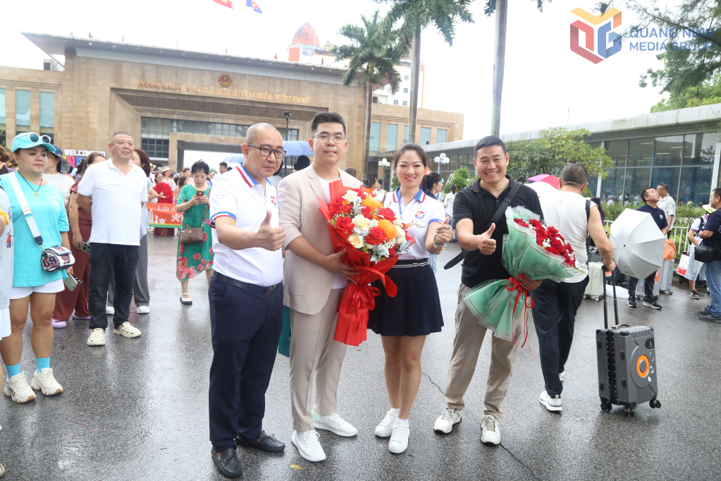 Du khách chụp ảnh kỷ niệm tại Cửa khẩu Quốc tế Móng Cái. Du khách chụp ảnh kỷ niệm tại Cửa khẩu Quốc tế Móng Cái.