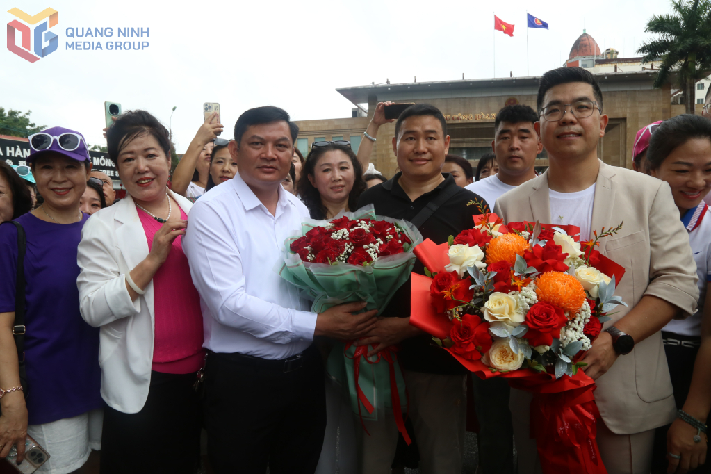 Ông Đỗ Văn Tuấn, Chủ tịch UBND phường Móng Cái 1, đón, tặng hoa chúc mừng đoàn. Ông Đỗ Văn Tuấn, Chủ tịch UBND phường Móng Cái 1, đón, tặng hoa chúc mừng đoàn.