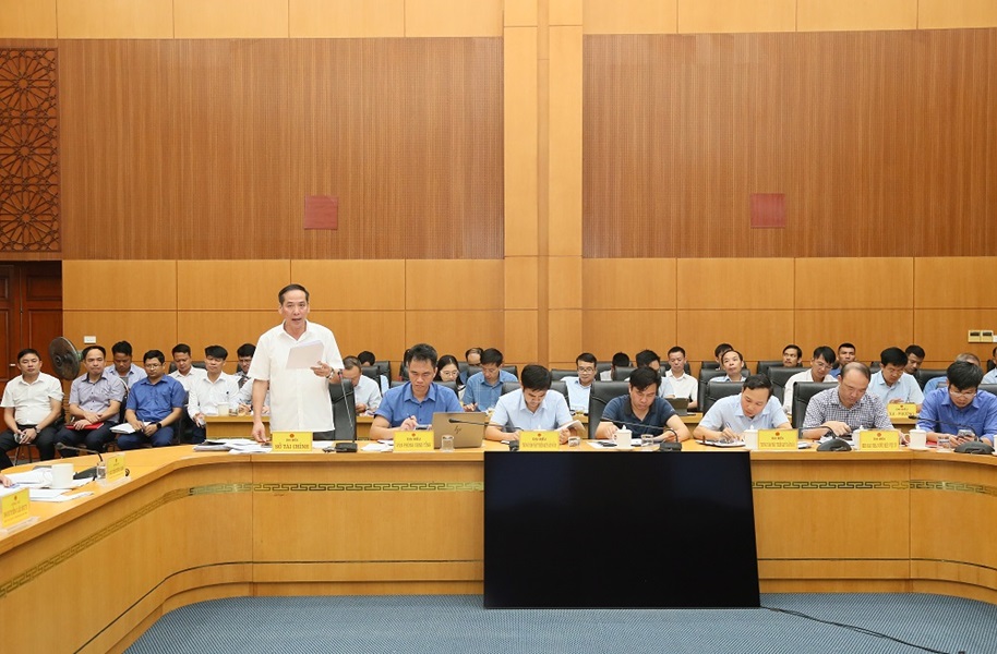 Lãnh đạo Sở Tài chính báo cáo tại cuộc họp