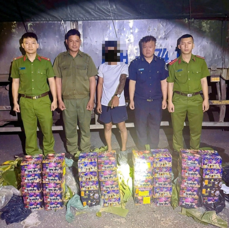 Lực lượng công an bắt giữ pháo hoa nổ do Nguyễn Văn K. vận chuyển trái phép