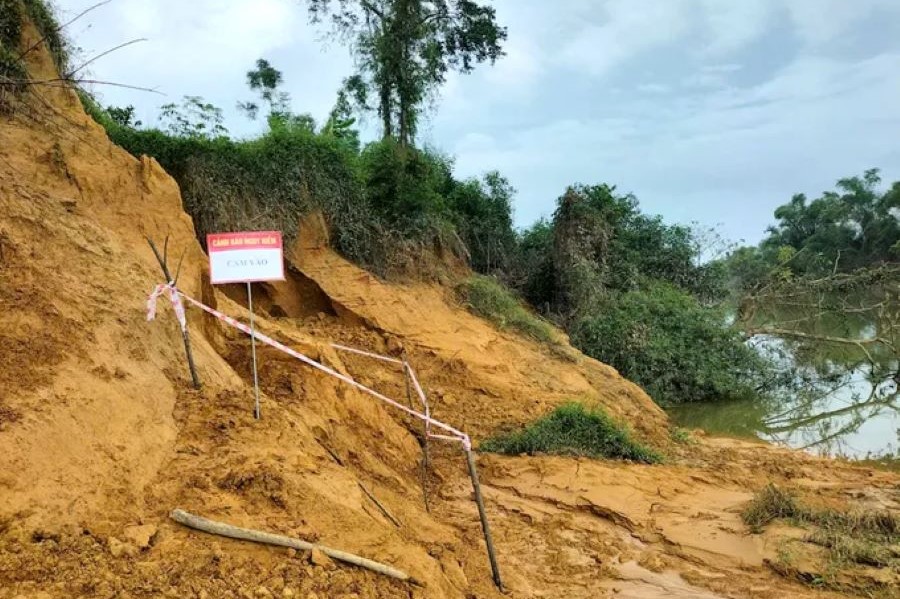Hà Tĩnh: Phát hiện quả bom gần 200kg bên bờ sông sạt lở