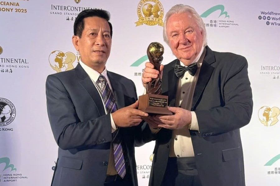 Ông Phạm Hồng Thái - Giám đốc BQL Vườn vinh dự nhận cúp WTA. Ông Phạm Hồng Thái - Giám đốc BQL Vườn vinh dự nhận cúp WTA.