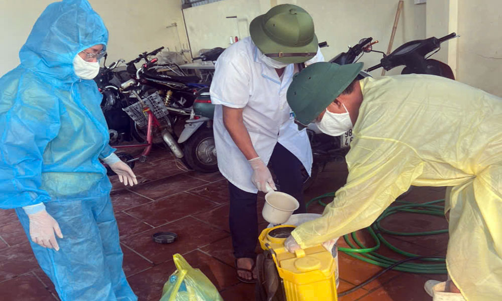 Nhân viên Trung tâm Y tế Việt Yên chuẩn bị hóa chất phun khử khuẩn tại tổ dân phố Tĩnh Lộc, phường Việt Yên. Nhân viên Trung tâm Y tế Việt Yên chuẩn bị hóa chất phun khử khuẩn tại tổ dân phố Tĩnh Lộc, phường Việt Yên.