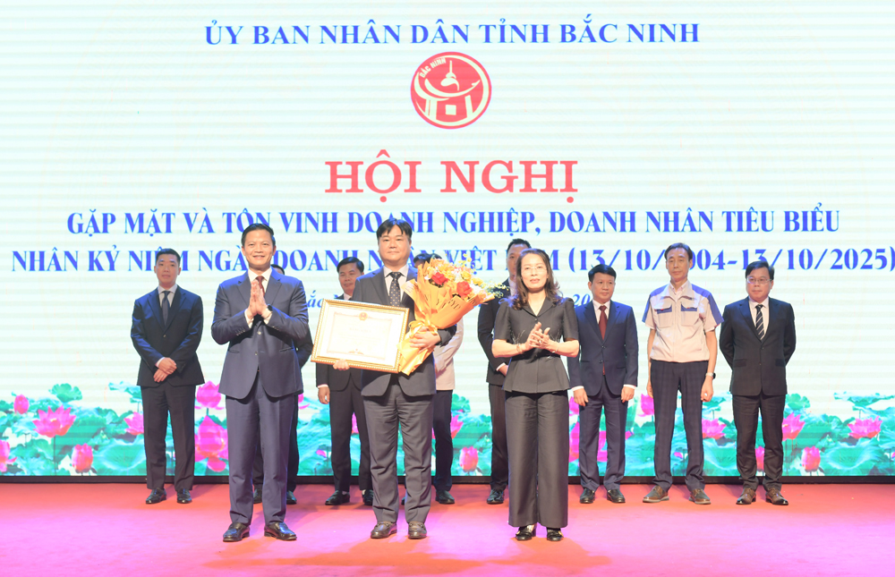 Các đồng chí: Nguyễn Thị Hương, Vương Quốc Tuấn trao Bằng khen của Chủ tịch UBND tỉnh cho các doanh nghiệp tiêu biểu. Các đồng chí: Nguyễn Thị Hương, Vương Quốc Tuấn trao Bằng khen của Chủ tịch UBND tỉnh cho các doanh nghiệp tiêu biểu.