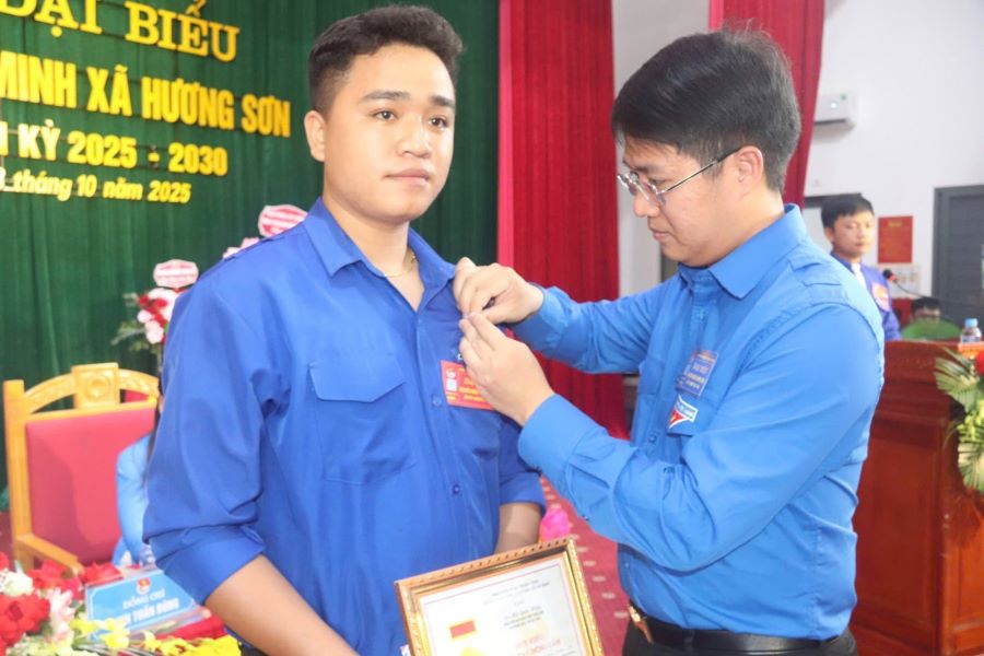 Đồng chí Nguyễn Viết Hải Đăng, Phó Bí thư Tỉnh đoàn, Chủ tịch Hội đồng Đội tỉnh Hà Tĩnh trao Huy hiệu cho người đoàn viên trẻ. Đồng chí Nguyễn Viết Hải Đăng, Phó Bí thư Tỉnh đoàn, Chủ tịch Hội đồng Đội tỉnh Hà Tĩnh trao Huy hiệu cho người đoàn viên trẻ.