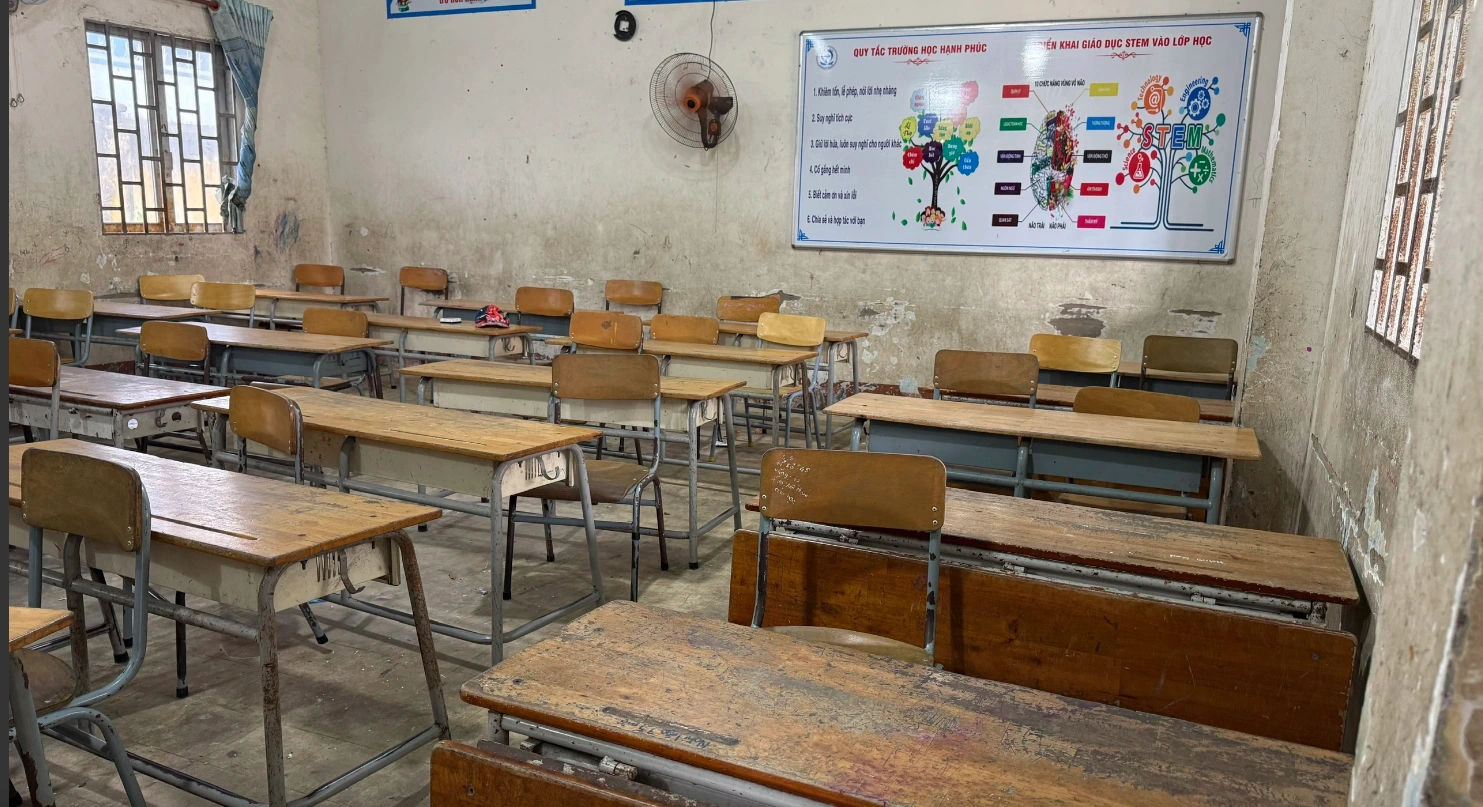 Hình ảnh Trường tiểu học Vĩnh Tân, sử dụng số bàn ghế cũ (dùng từ năm 2003) và một số phòng học cũ (xây dựng từ năm 1997) được ghi nhận vào đầu năm học mới ẢNH: ĐỖ TRƯỜNG