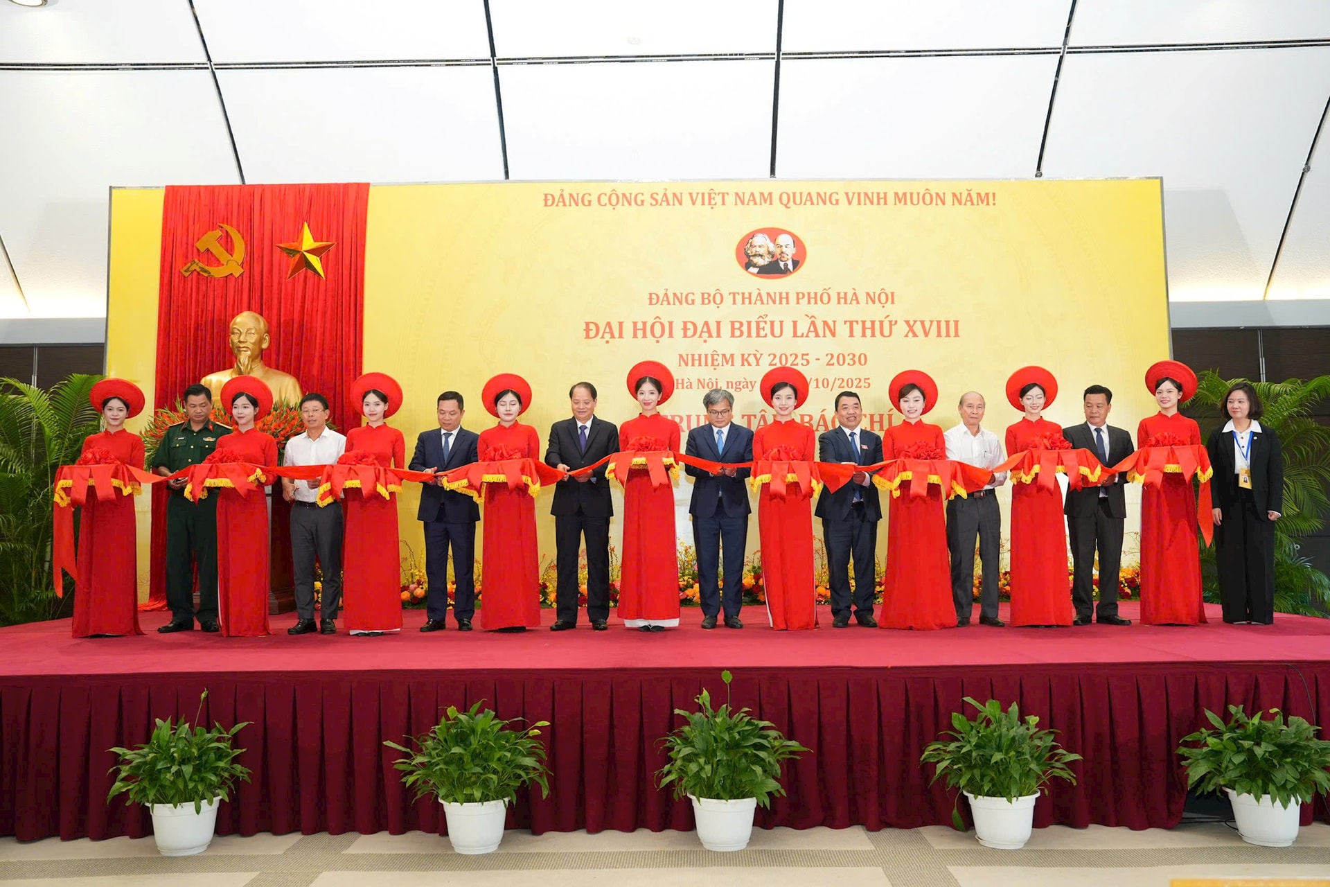 Các đại biểu, khách mời thực hiện nghi thức khai trương Trung tâm báo chí. Ảnh: Viết Thành Các đại biểu, khách mời thực hiện nghi thức khai trương Trung tâm báo chí. Ảnh: Viết Thành