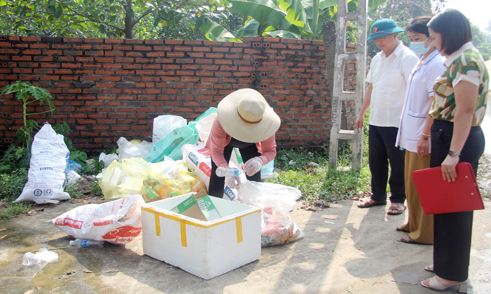 Cán bộ Trung tâm Kiểm soát bệnh tật Bắc Ninh số 1 hướng dẫn người dân vùng bị ngập xử lý rác thải. Cán bộ Trung tâm Kiểm soát bệnh tật Bắc Ninh số 1 hướng dẫn người dân vùng bị ngập xử lý rác thải.