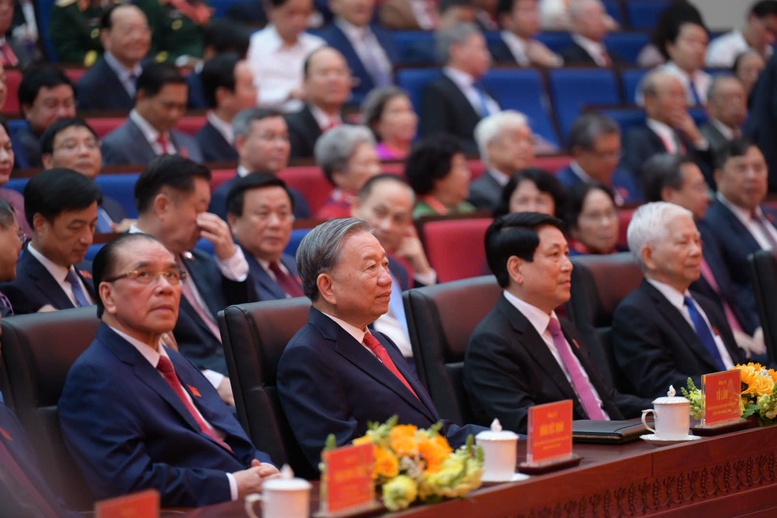 Tổng Bí thư Tô Lâm, nguyên Tổng Bí thư Nông Đức Mạnh, Chủ tịch nước Lương Cường, nguyên Chủ tịch nước Nguyễn Minh Triết cùng các đồng chí lãnh đạo, nguyên lãnh đạo Đảng, Nhà nước dự phiên khai mạc Đại hội Đại biểu Đảng bộ TPHCM lần thứ I, nhiệm kỳ 2025-2030 - Ảnh: VGP