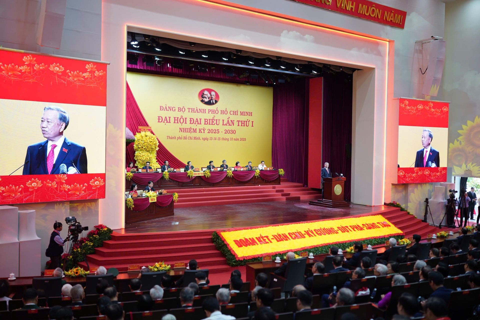 Tổng Bí thư nhấn mạnh, Thành phố phải đưa tinh thần của các nghị quyết chiến lược của Bộ Chính trị vào thực tiễn phát triển đô thị đặc biệt Tổng Bí thư nhấn mạnh, Thành phố phải đưa tinh thần của các nghị quyết chiến lược của Bộ Chính trị vào thực tiễn phát triển đô thị đặc biệt