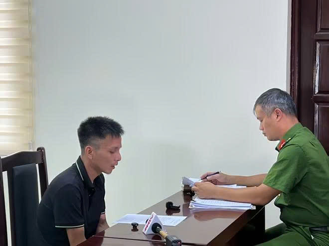 Cơ quan công an ghi lời khai đối tượng liên quan vụ án... Cơ quan công an ghi lời khai đối tượng liên quan vụ án...