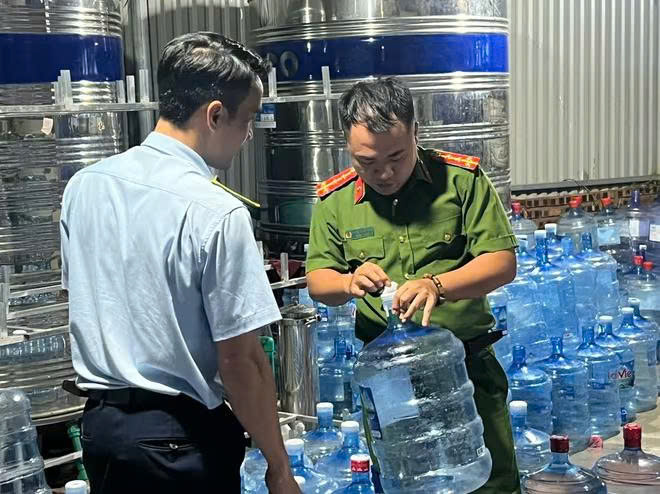 Công an Hà Nội triệt phá vụ sản xuất, buôn bán hàng giả là nước Lavie Công an Hà Nội triệt phá vụ sản xuất, buôn bán hàng giả là nước Lavie