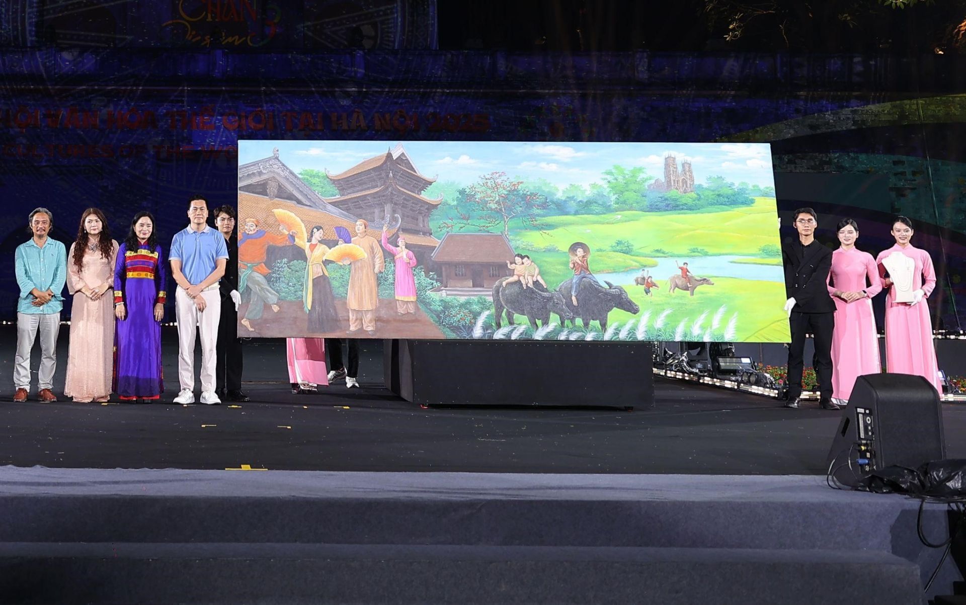 Đại diện Tập đoàn T&T Group và Ngân hàng SHB đấu giá thành công bức tranh của họa sĩ Ngô Bá Hoàng với giá 1 tỷ đồng Đại diện Tập đoàn T&T Group và Ngân hàng SHB đấu giá thành công bức tranh của họa sĩ Ngô Bá Hoàng với giá 1 tỷ đồng