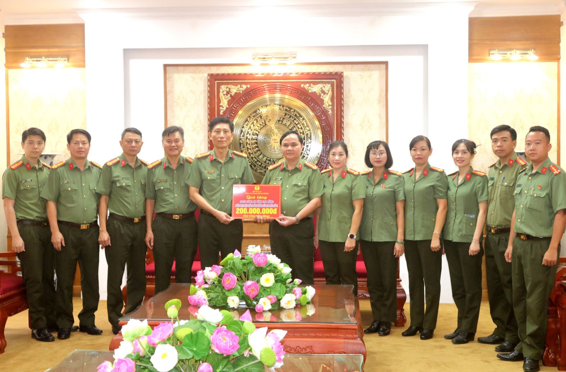 Tặng 800 triệu đồng hỗ trợ công an 4 tỉnh Bắc Ninh, Lạng Sơn, Cao Bằng và Thái Nguyên khắc phục hậu quả bão lũ