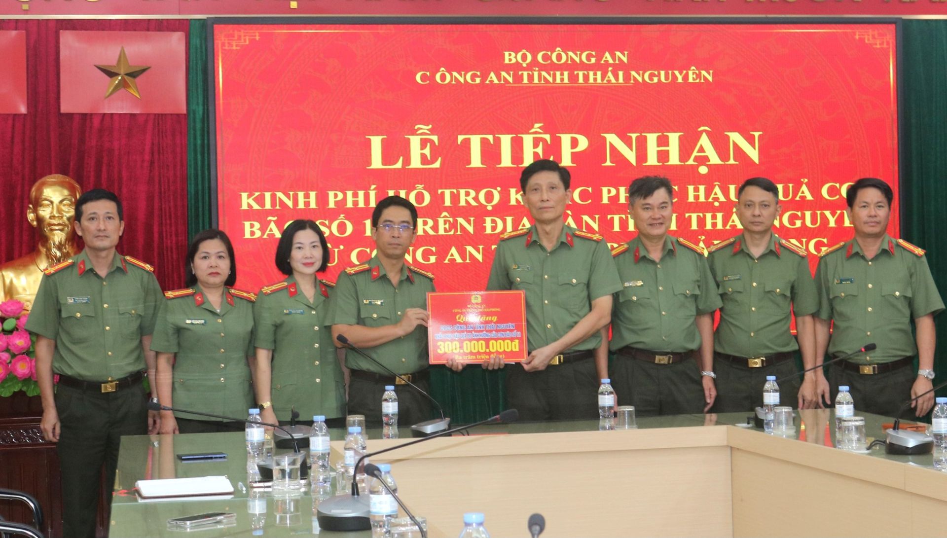 Đại tá Phạm Viết Dũng, Phó Giám đốc Công an thành phố Hải Phòng trao tặng 300 triệu đồng hỗ trợ Công an tỉnh Thái Nguyên.