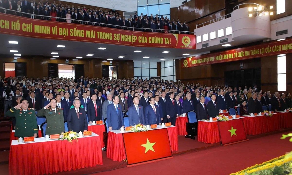 Các đại biểu thực hiện nghi thức chào cờ tại Đại hội.