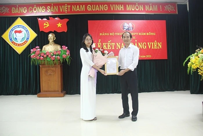 Lễ kết nạp đảng viên tại Chi bộ 2, Đảng bộ Trường THPT Hàm Rồng (TP. Thanh Hóa cũ).