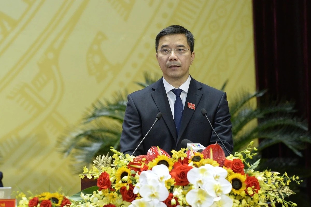 Đồng chí Nguyễn Hồng Phong, Phó Bí thư Thường trực Tỉnh ủy trình bày tóm tắt Báo cáo chính trị của Ban Chấp hành Đảng bộ tỉnh khóa XIX trình Đại hội đại biểu Đảng bộ tỉnh lần thứ XX.