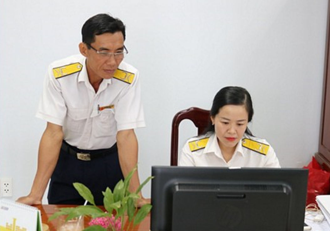 Hoạt động nghiệp vụ của công chức Thuế tỉnh Vĩnh Long. Ảnh: KT