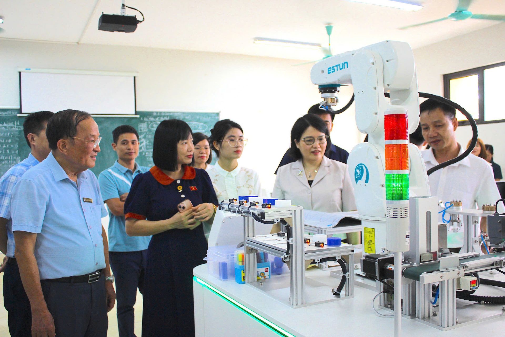 Đoàn khảo sát thực tế cơ sở vật chất dạy và học của Trường Đại học Thành Đông. Đoàn khảo sát thực tế cơ sở vật chất dạy và học của Trường Đại học Thành Đông.