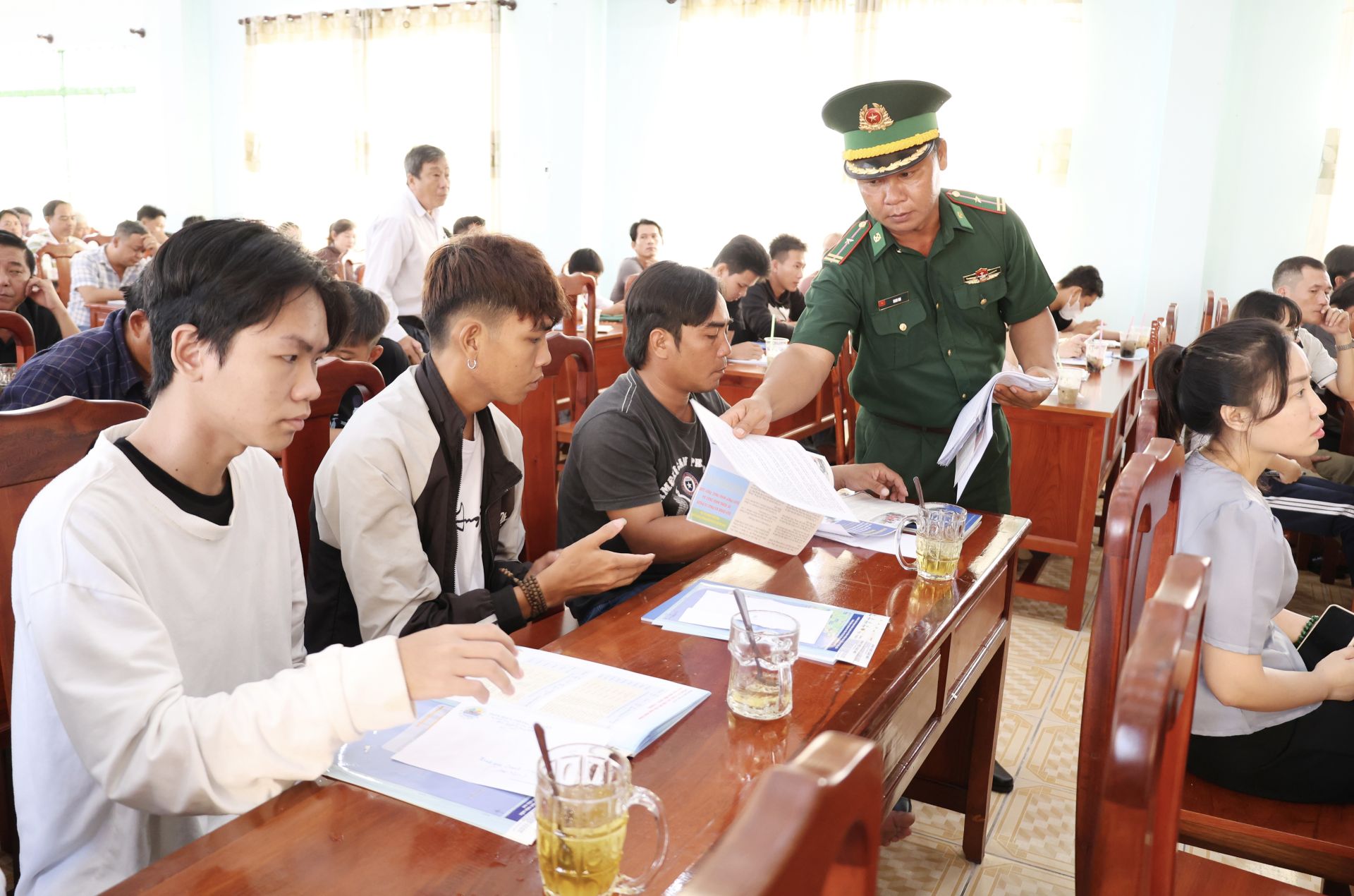 Cán bộ Biên phòng phát tờ rơi tuyên truyền cho ngư dân. Cán bộ Biên phòng phát tờ rơi tuyên truyền cho ngư dân.